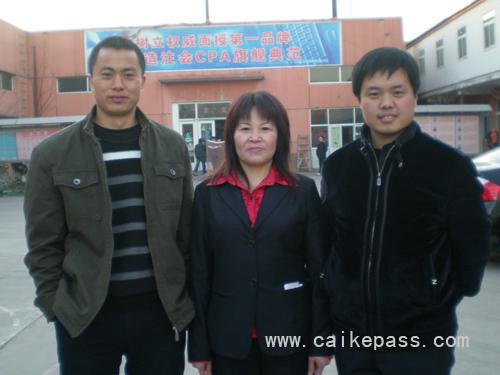 周海仙校长（中）和一次性通过学员陈清堂（左）、郑洪杰（右）合影留念