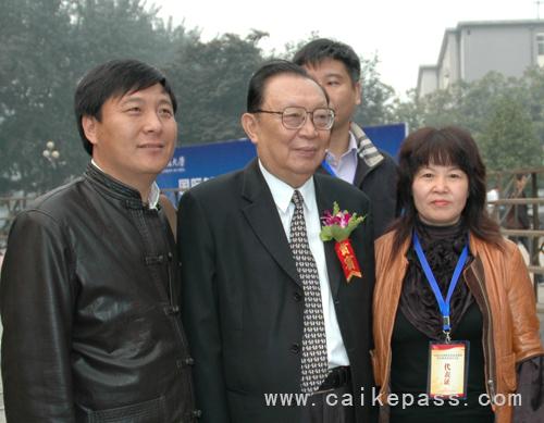 周海仙校长（右）与中国民办教育协会会长陶西平（中）合影