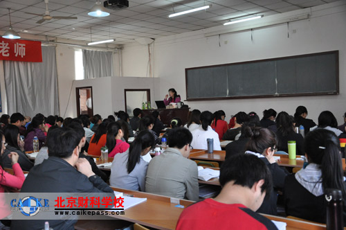 税法主讲名师刘颖老师正在上课