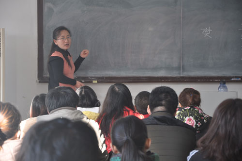 樊银凤老师正在讲课