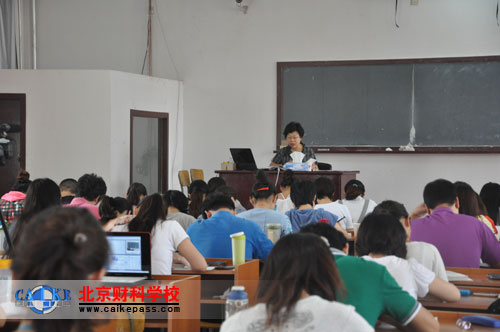 叶青老师正在讲课